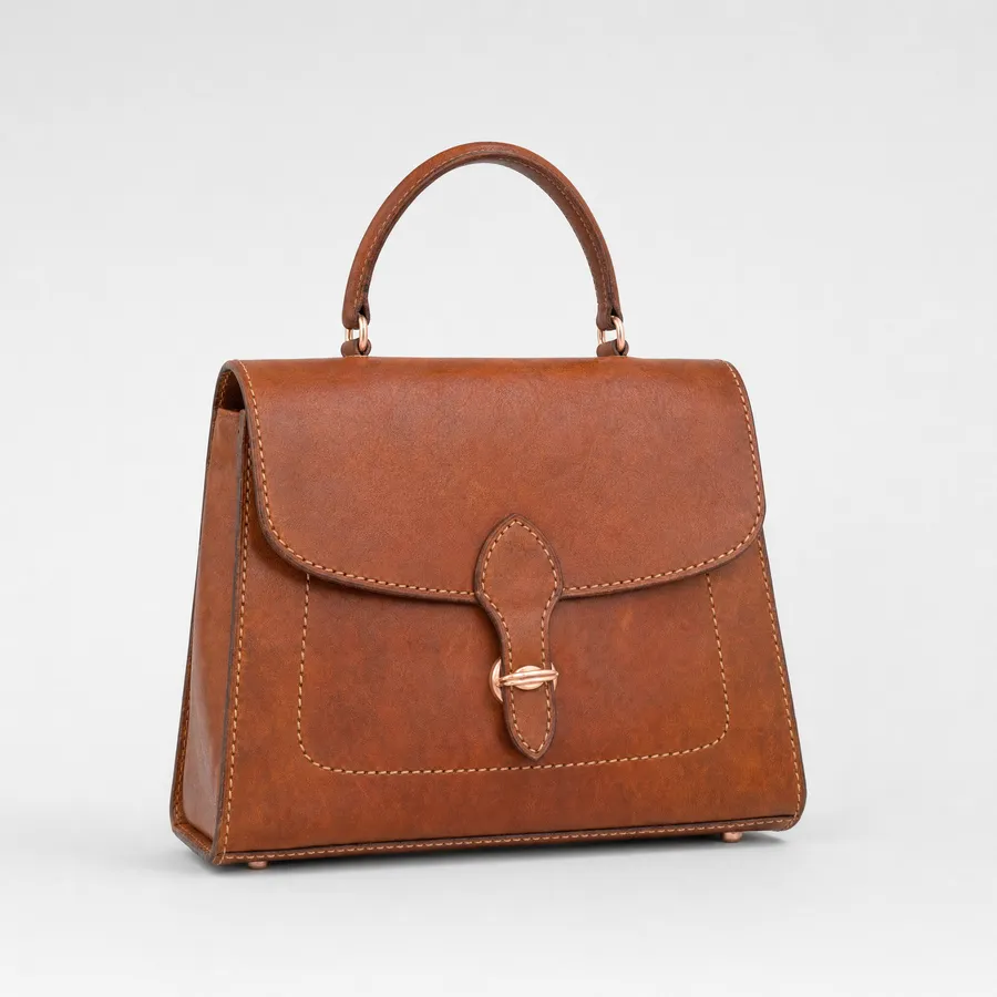 Una borsa artigianale in pelle color cognac